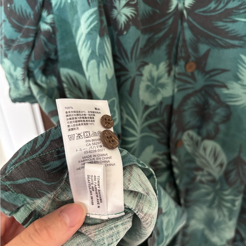 Tommy Bahama Men’s Green Hawaiian Tropical Short Sleeve 100% Silk Button Shirt - Picture 4 of 5